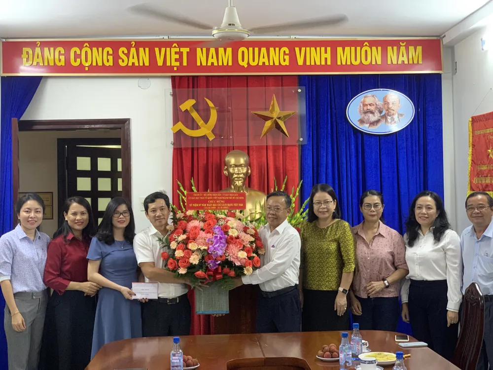 Lãnh đạo TPHCM thăm, chúc mừng các cơ quan báo chí ảnh 6