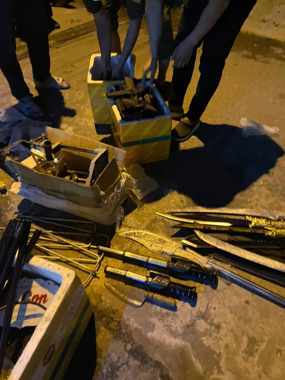 Công an TPHCM bắt giữ kho vũ khí, hàng nóng cực lớn ảnh 1