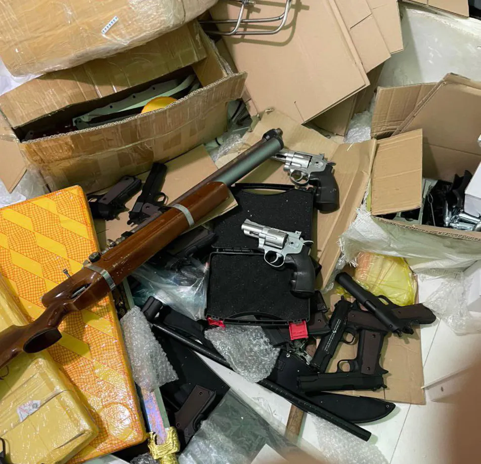 Công an TPHCM bắt giữ kho vũ khí, hàng nóng cực lớn ảnh 2