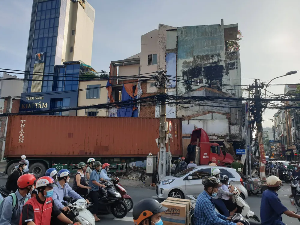 Xe container tông vào tiệm vàng ở quận Tân Bình ảnh 1