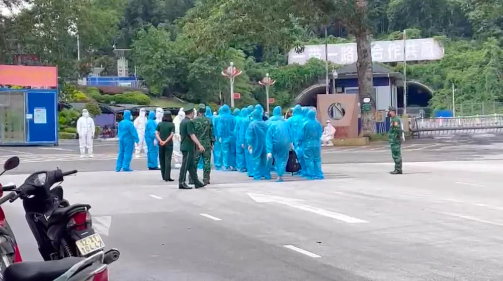 Công an TPHCM trục xuất 21 người nước ngoài nhập cảnh trái phép  ảnh 1