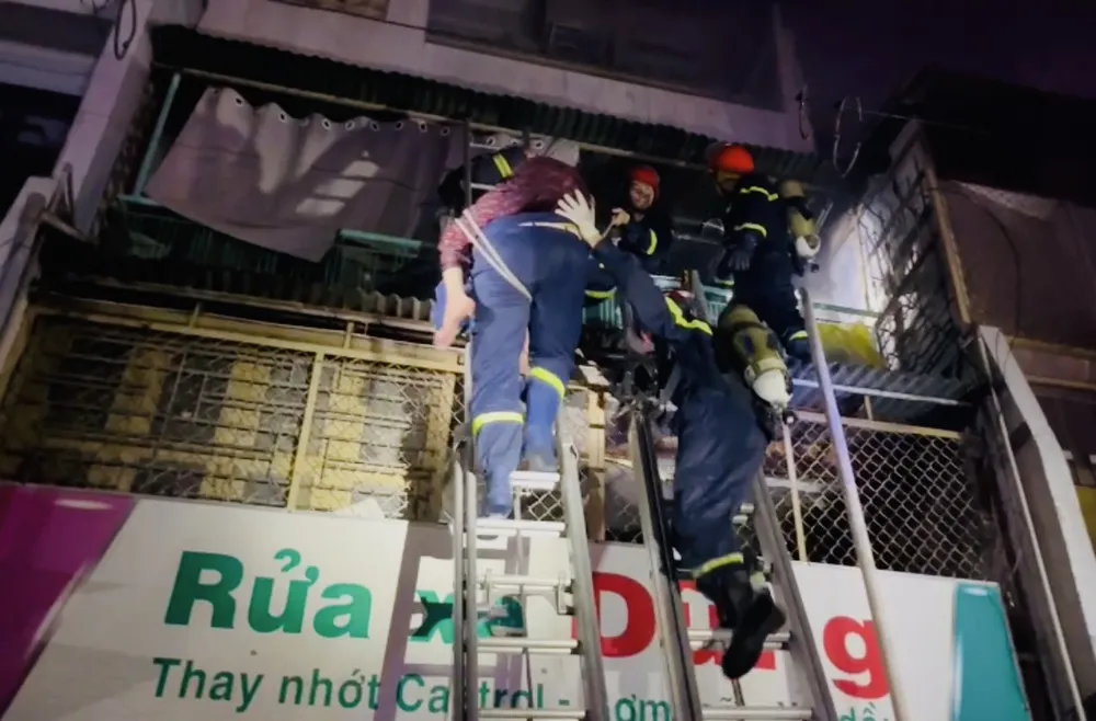 Cứu kịp thời một cụ bà 85 tuổi cùng cô gái mắc kẹt trong căn nhà đang cháy ở quận 3 ảnh 3