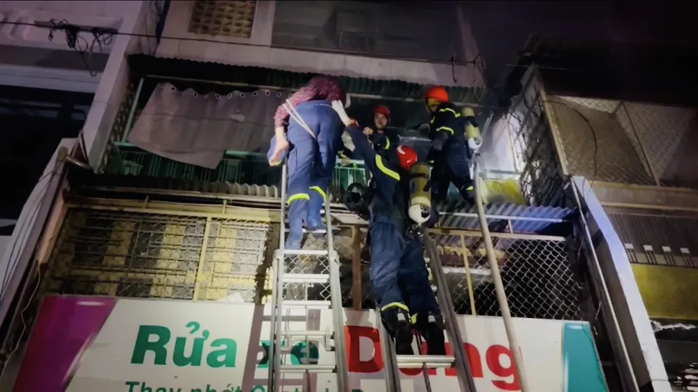 Cứu kịp thời một cụ bà 85 tuổi cùng cô gái mắc kẹt trong căn nhà đang cháy ở quận 3 ảnh 4