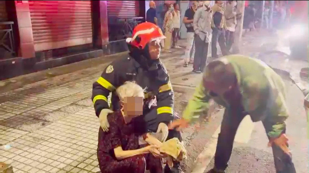 Cứu kịp thời một cụ bà 85 tuổi cùng cô gái mắc kẹt trong căn nhà đang cháy ở quận 3 ảnh 6