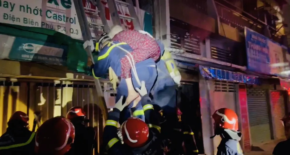 Cứu kịp thời một cụ bà 85 tuổi cùng cô gái mắc kẹt trong căn nhà đang cháy ở quận 3 ảnh 5