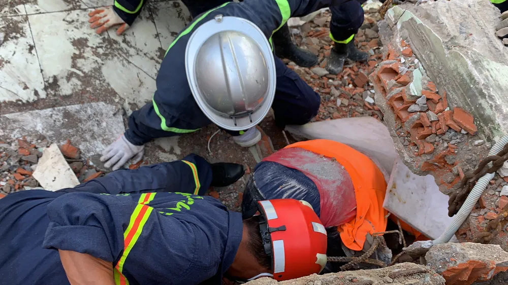 Tường công trình đổ sập khiến ít nhất 2 người thương vong ở quận 6 ảnh 4