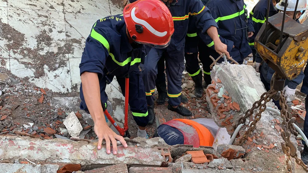 Tường công trình đổ sập khiến ít nhất 2 người thương vong ở quận 6 ảnh 3