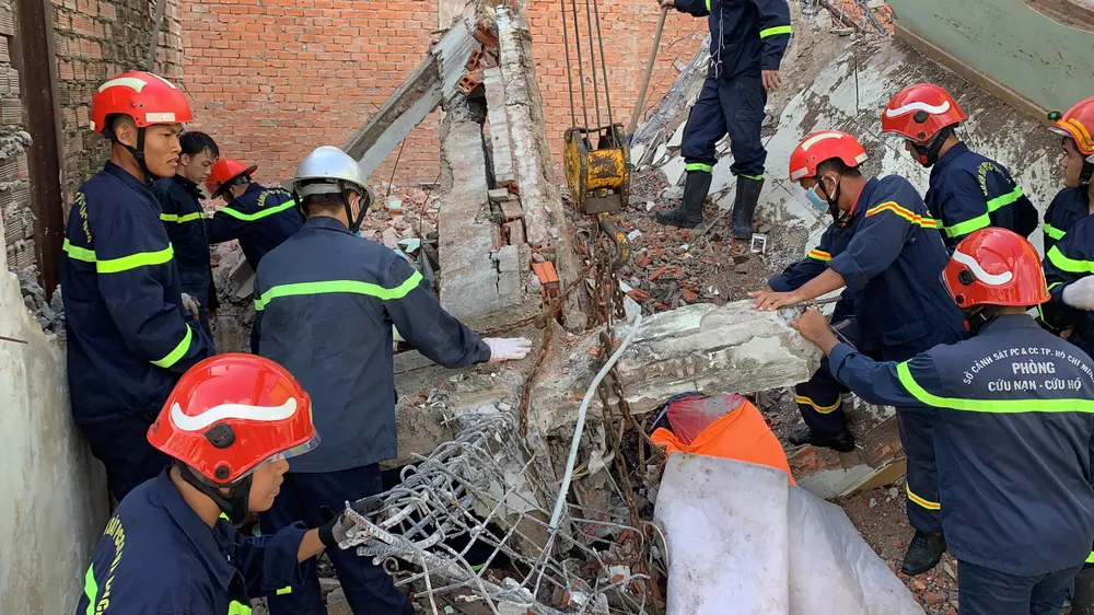 Tường công trình đổ sập khiến ít nhất 2 người thương vong ở quận 6 ảnh 1