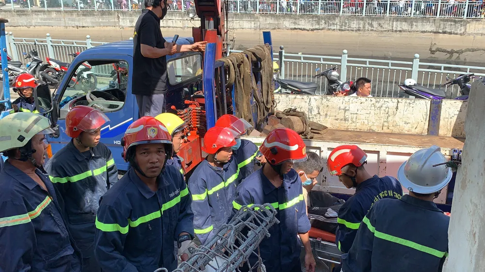 Tường công trình đổ sập khiến ít nhất 2 người thương vong ở quận 6 ảnh 8