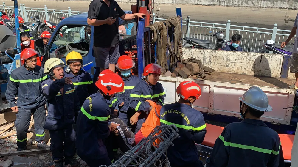 Tường công trình đổ sập khiến ít nhất 2 người thương vong ở quận 6 ảnh 7