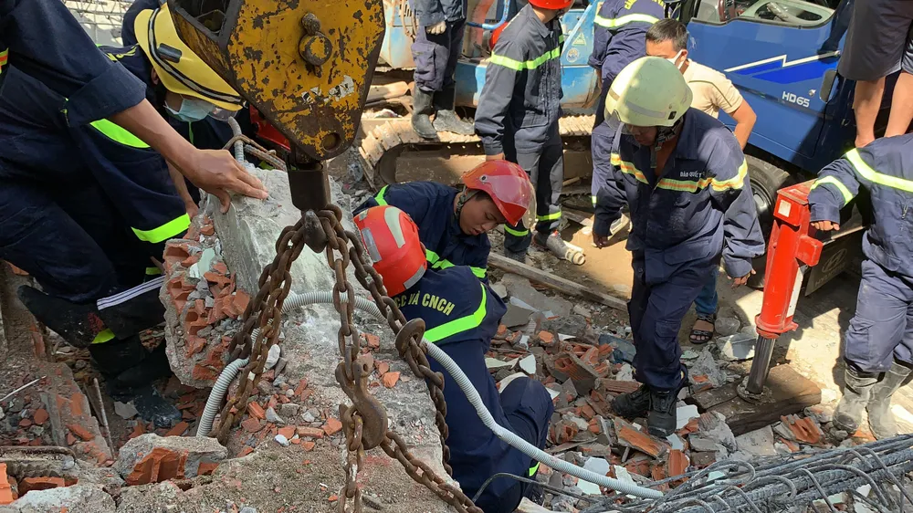 Tường công trình đổ sập khiến ít nhất 2 người thương vong ở quận 6 ảnh 6