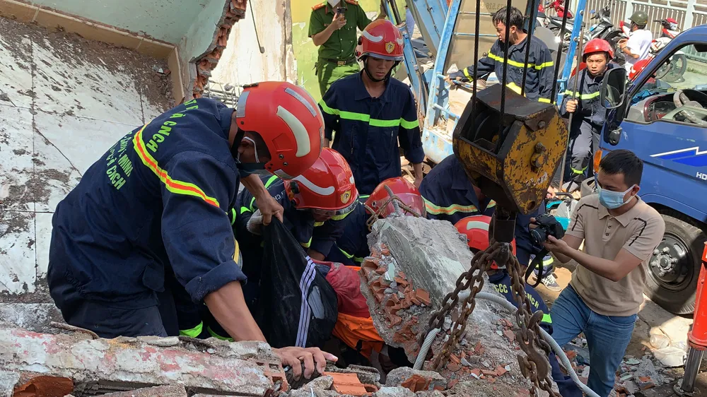 Tường công trình đổ sập khiến ít nhất 2 người thương vong ở quận 6 ảnh 5