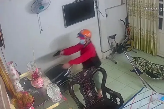 Kẻ dùng súng giả khống chế người phụ nữ để cướp vàng khai gì? ảnh 2