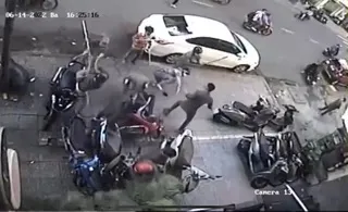 Bắt nhóm đối tượng dùng hung khí đuổi đánh người ở trung tâm TPHCM ảnh 1