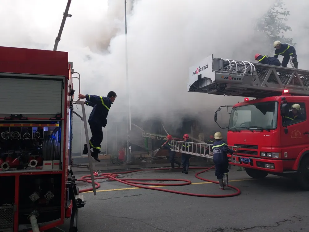 Cháy cửa hàng ở trung tâm quận 1 ảnh 2