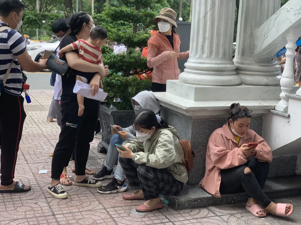 Người dân TPHCM xếp hàng dài chờ làm hộ chiếu trong ngày 1-7 ảnh 3