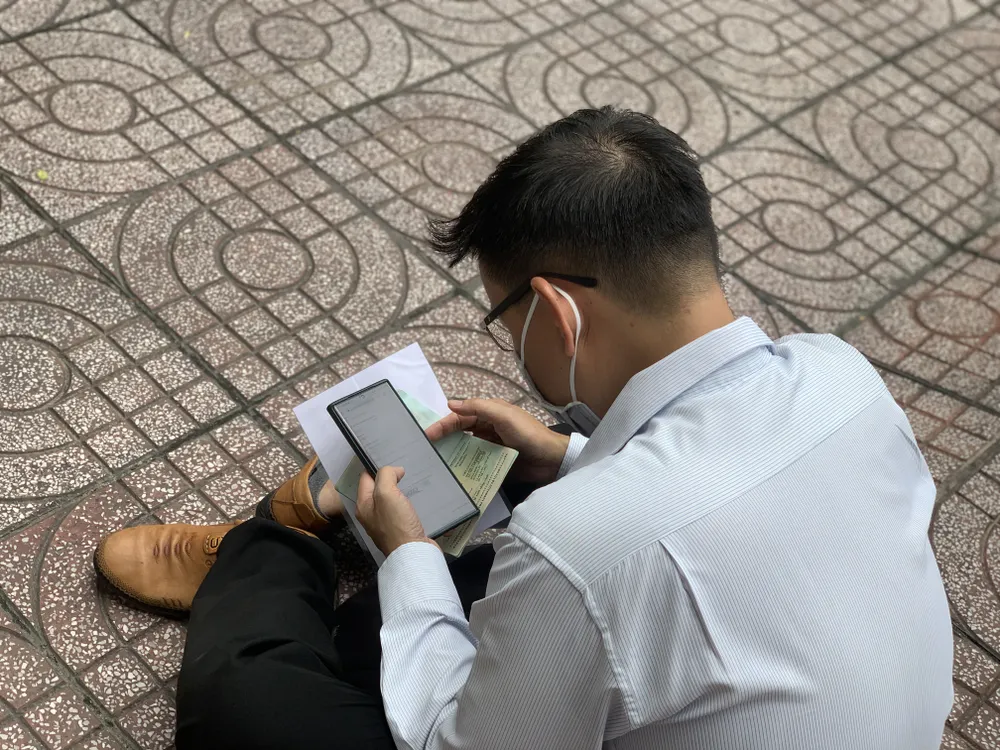 Người dân TPHCM xếp hàng dài chờ làm hộ chiếu trong ngày 1-7 ảnh 5