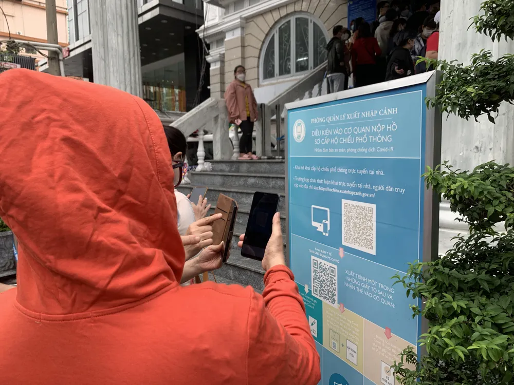 Người dân TPHCM xếp hàng dài chờ làm hộ chiếu trong ngày 1-7 ảnh 4