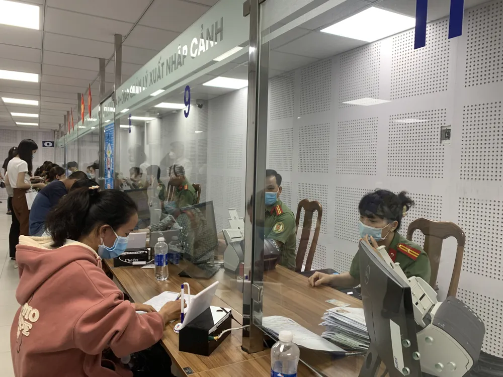 Người dân TPHCM xếp hàng dài chờ làm hộ chiếu trong ngày 1-7 ảnh 10