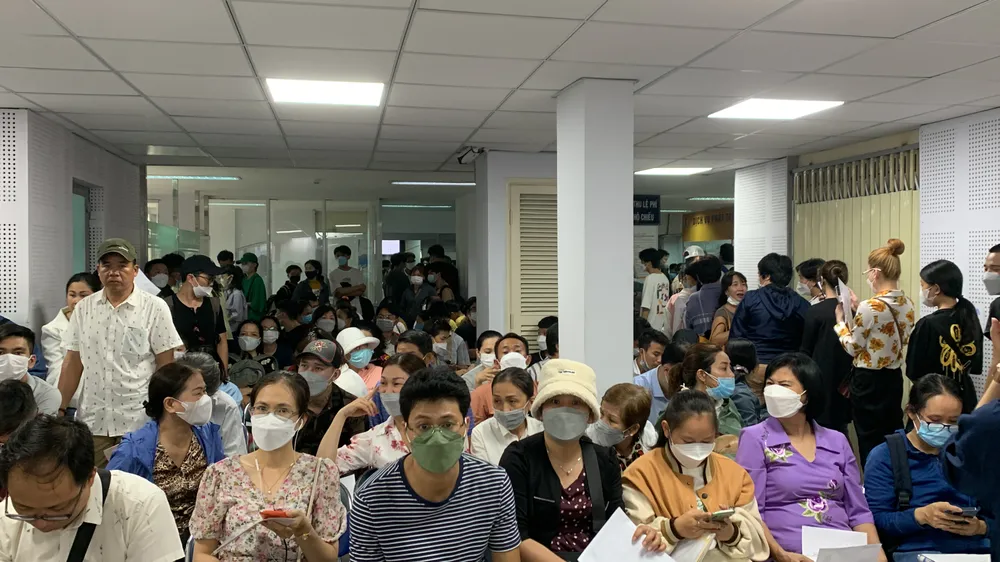 Người dân TPHCM xếp hàng dài chờ làm hộ chiếu trong ngày 1-7 ảnh 8