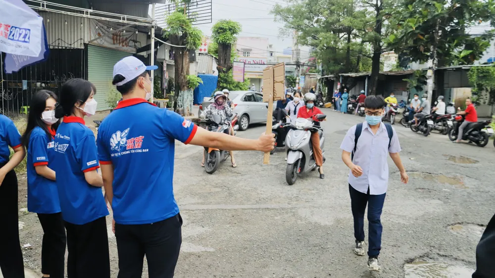 CSGT dùng xe đặc chủng hỗ trợ thí sinh bị hỏng xe đến điểm thi kịp giờ thi ảnh 7