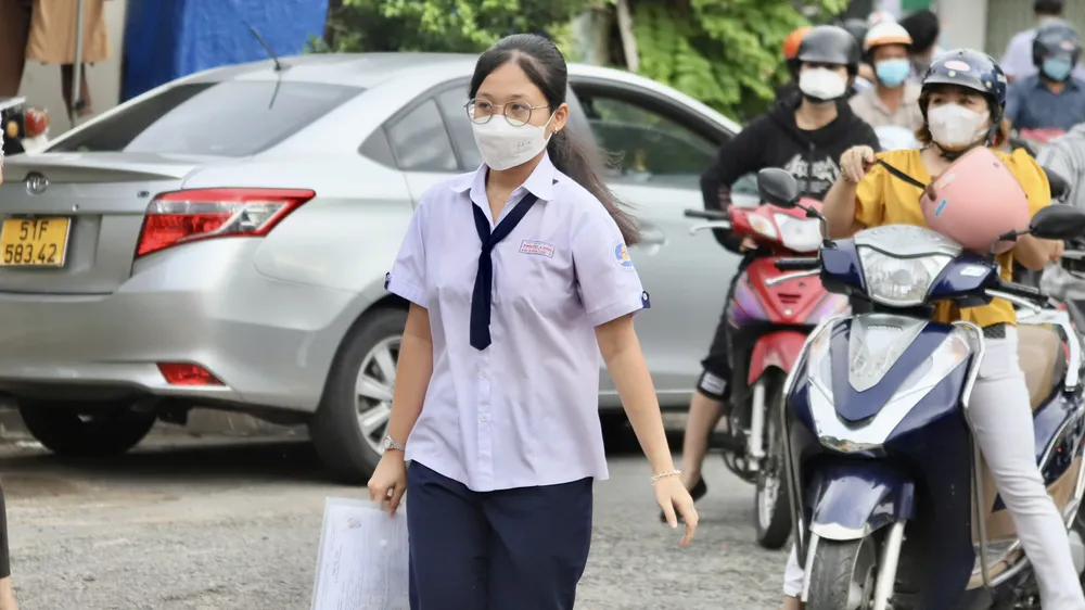 CSGT dùng xe đặc chủng hỗ trợ thí sinh bị hỏng xe đến điểm thi kịp giờ thi ảnh 5