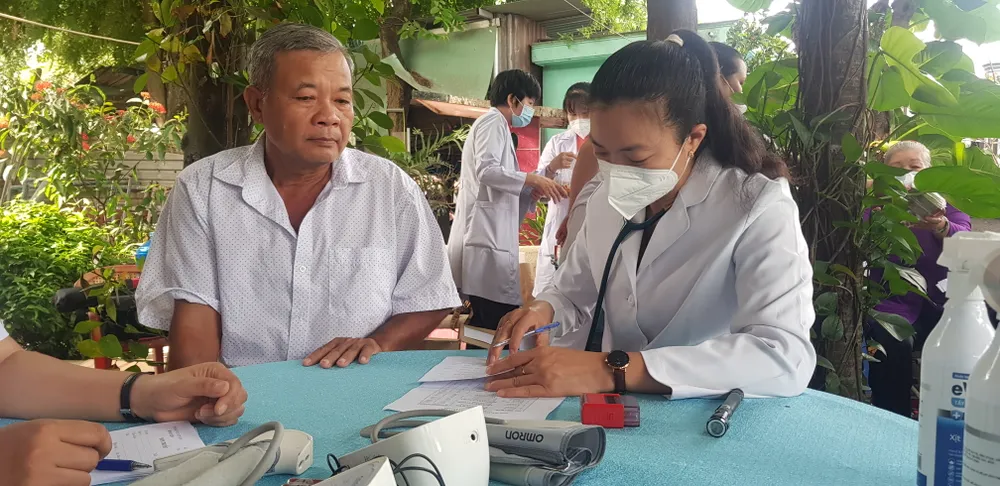 Chăm lo sức khỏe cho các gia đình chính sách ảnh 4