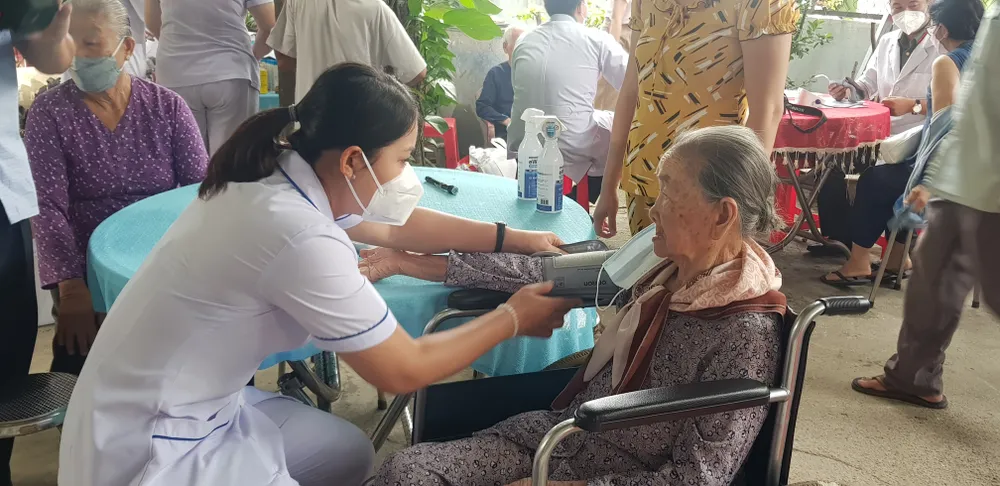 Chăm lo sức khỏe cho các gia đình chính sách ảnh 6