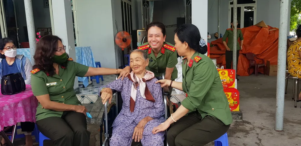 Chăm lo sức khỏe cho các gia đình chính sách ảnh 7
