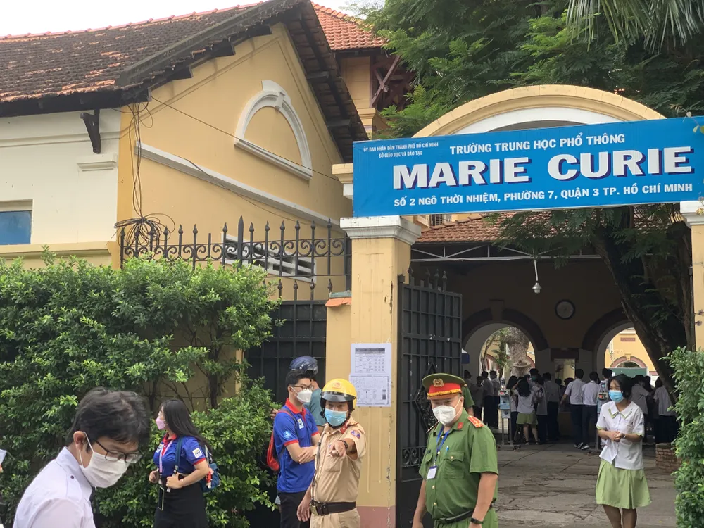 CSGT dùng xe đặc chủng hỗ trợ thí sinh bị hỏng xe đến điểm thi kịp giờ thi ảnh 11