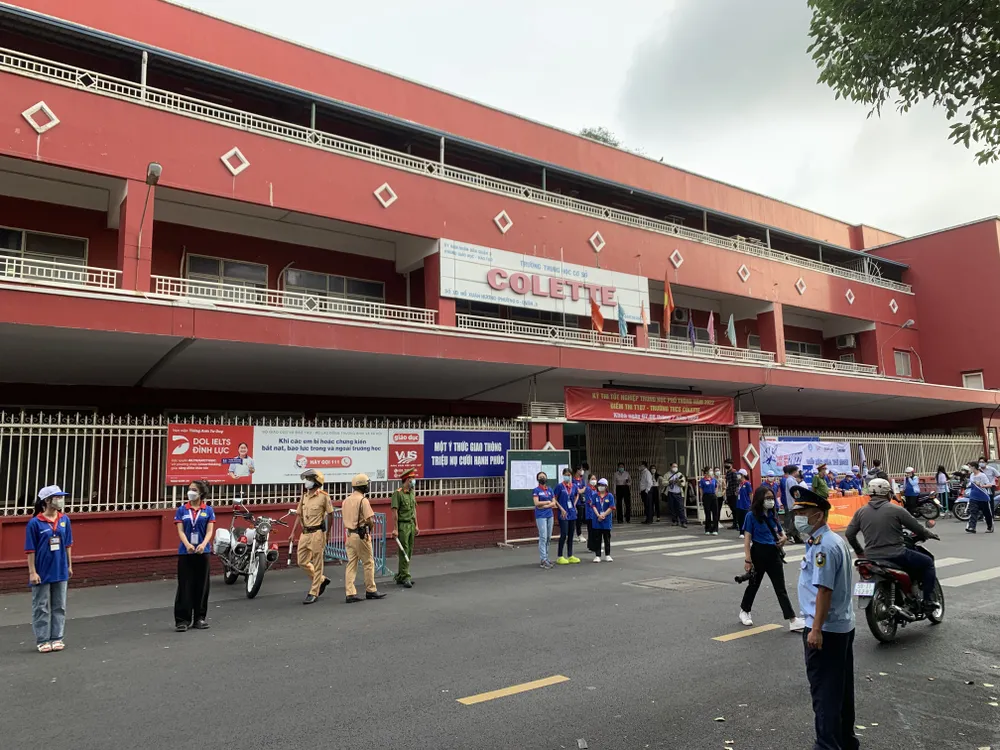 CSGT dùng xe đặc chủng hỗ trợ thí sinh bị hỏng xe đến điểm thi kịp giờ thi ảnh 15