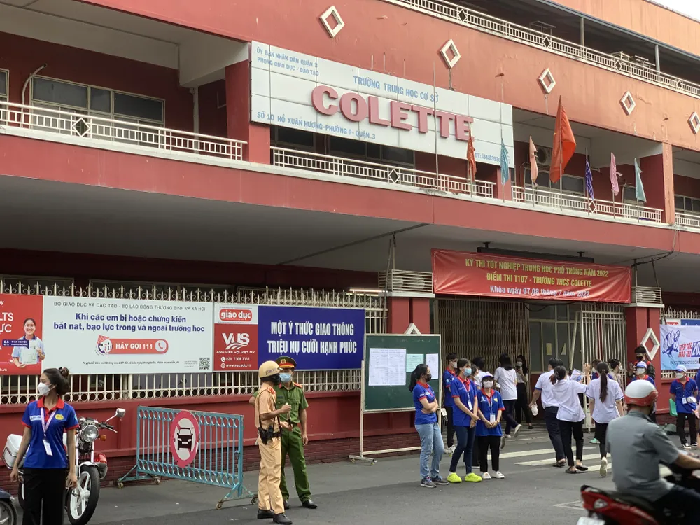 CSGT dùng xe đặc chủng hỗ trợ thí sinh bị hỏng xe đến điểm thi kịp giờ thi ảnh 14