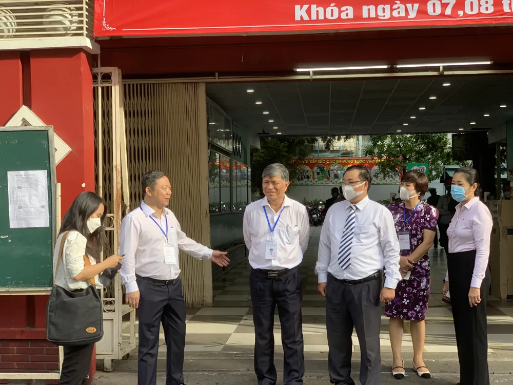 CSGT dùng xe đặc chủng hỗ trợ thí sinh bị hỏng xe đến điểm thi kịp giờ thi ảnh 17