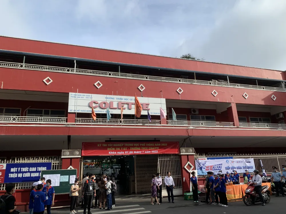 CSGT dùng xe đặc chủng hỗ trợ thí sinh bị hỏng xe đến điểm thi kịp giờ thi ảnh 16