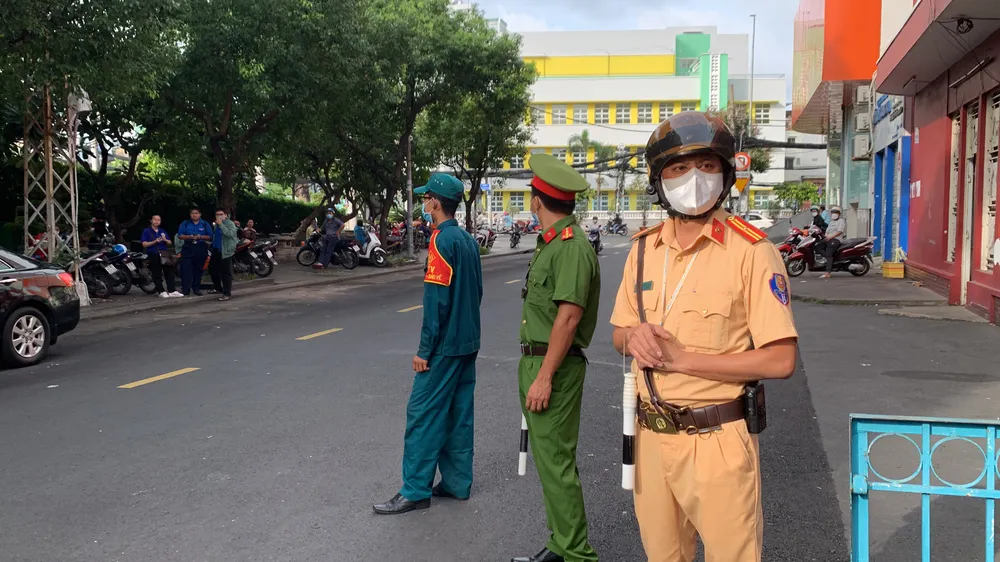 CSGT dùng xe đặc chủng hỗ trợ thí sinh bị hỏng xe đến điểm thi kịp giờ thi ảnh 13