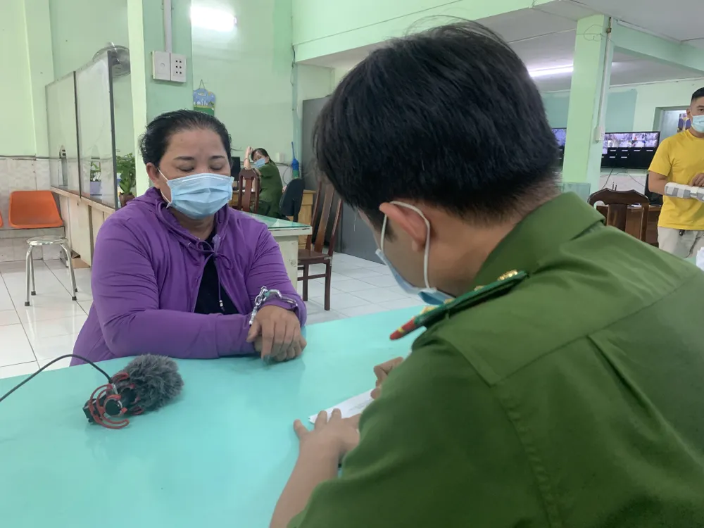 Công an lấy lời khai với "nữ quái" Mai Thy.  Ảnh: CHÍ THẠCH 