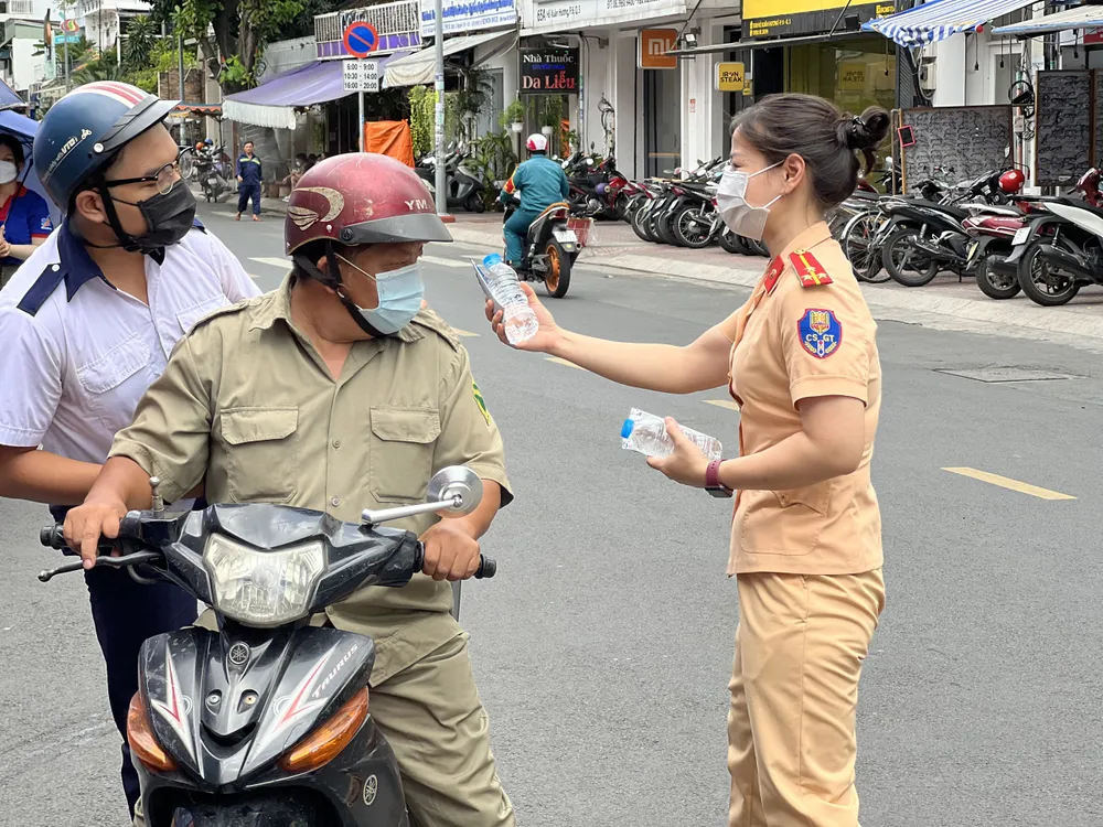 CSGT TPHCM đưa cán bộ coi thi gặp sự cố giao thông tới điểm thi đúng giờ ảnh 1