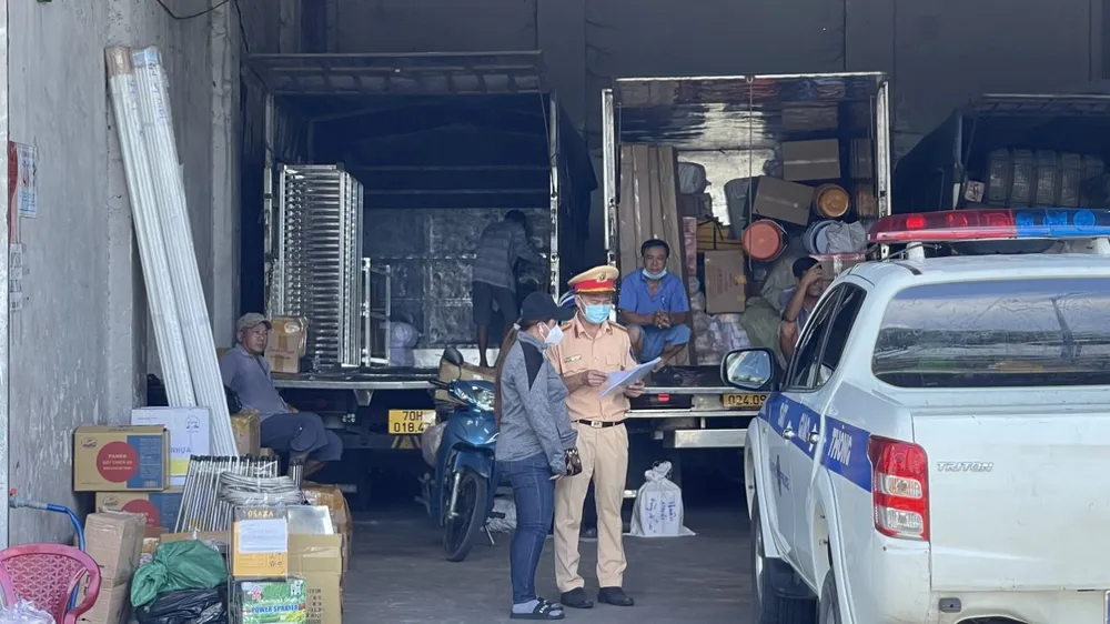 CSGT TPHCM tới nhà hàng, quán nhậu… tuyên truyền về tác hại của rượu bia ảnh 20