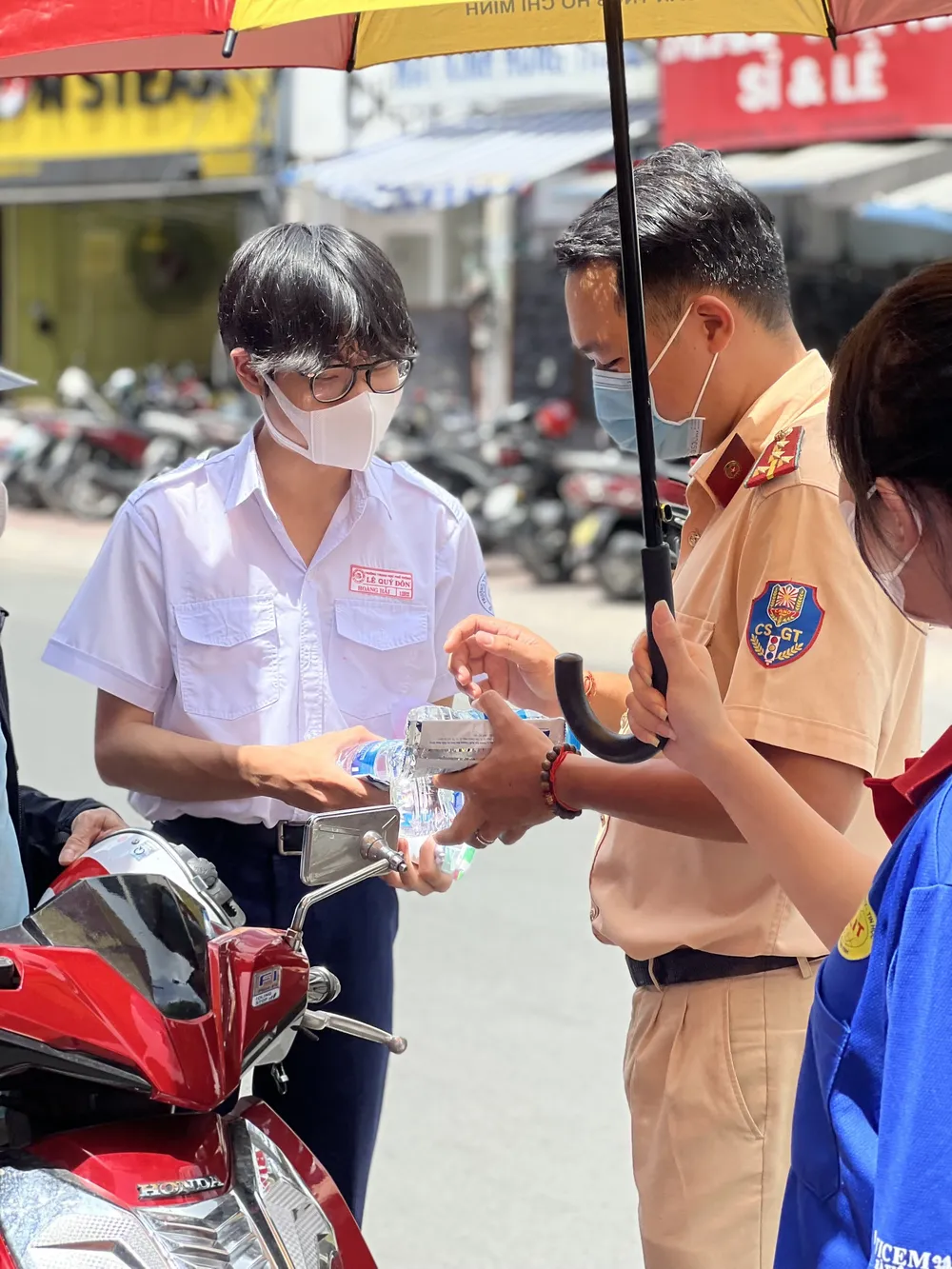 CSGT TPHCM đưa cán bộ coi thi gặp sự cố giao thông tới điểm thi đúng giờ ảnh 2