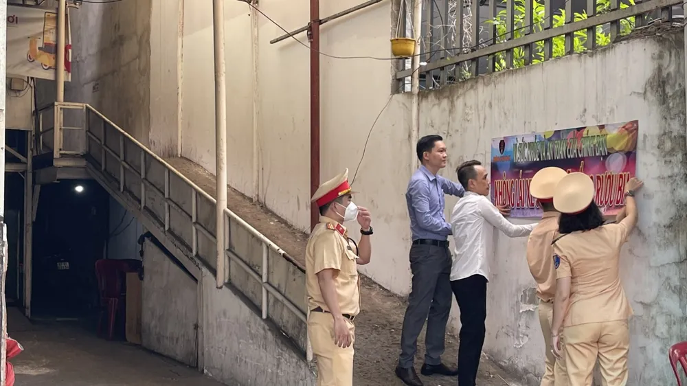 CSGT TPHCM tới nhà hàng, quán nhậu… tuyên truyền về tác hại của rượu bia ảnh 17
