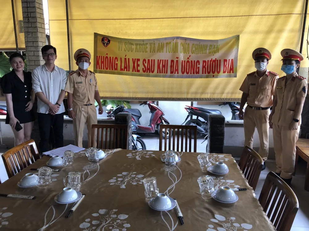 CSGT TPHCM tới nhà hàng, quán nhậu… tuyên truyền về tác hại của rượu bia ảnh 8
