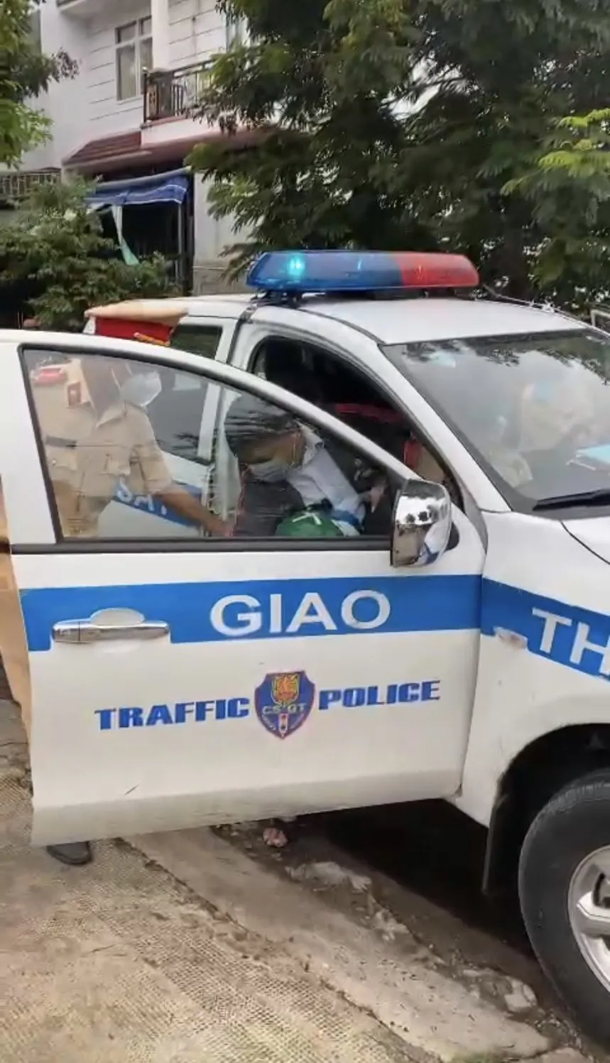 CSGT TPHCM đưa cán bộ coi thi gặp sự cố giao thông tới điểm thi đúng giờ ảnh 9