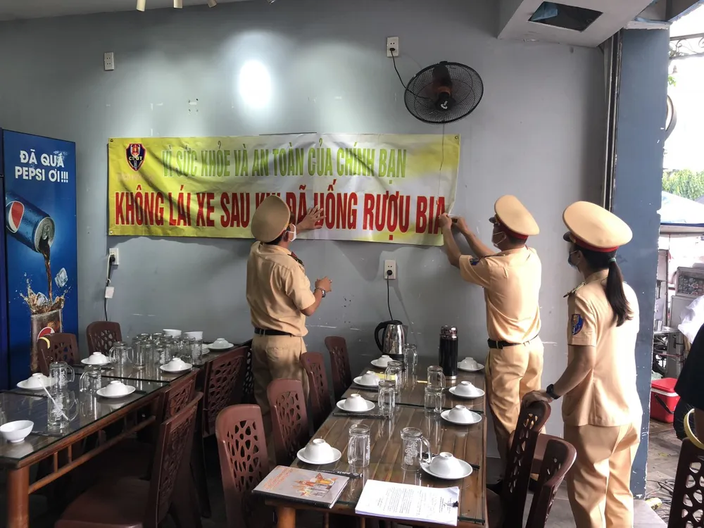 CSGT TPHCM tới nhà hàng, quán nhậu… tuyên truyền về tác hại của rượu bia ảnh 9