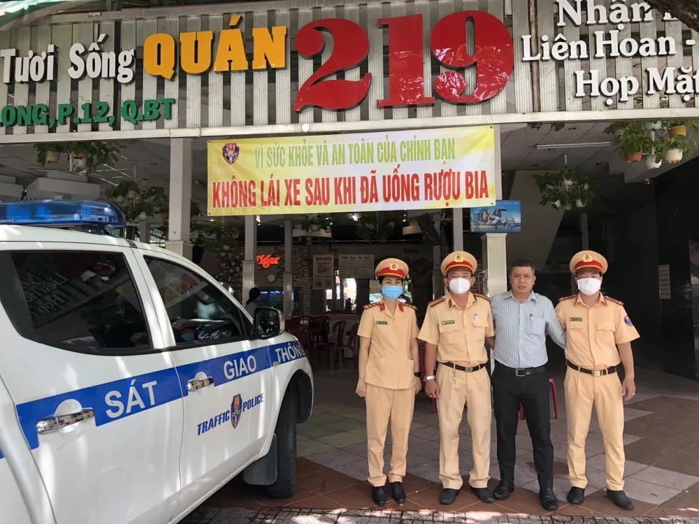CSGT TPHCM tới nhà hàng, quán nhậu… tuyên truyền về tác hại của rượu bia ảnh 10
