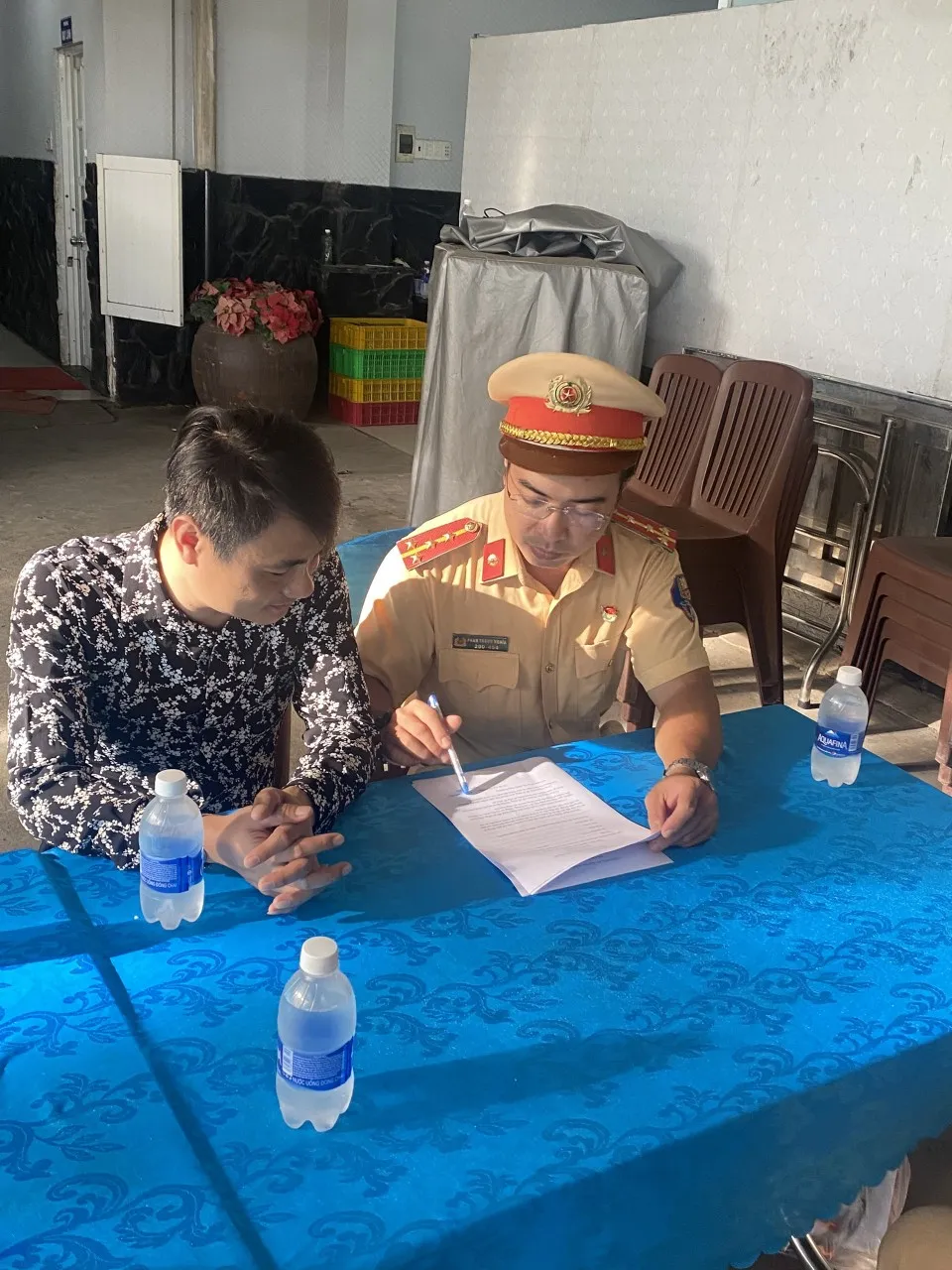 CSGT TPHCM tới nhà hàng, quán nhậu… tuyên truyền về tác hại của rượu bia ảnh 14