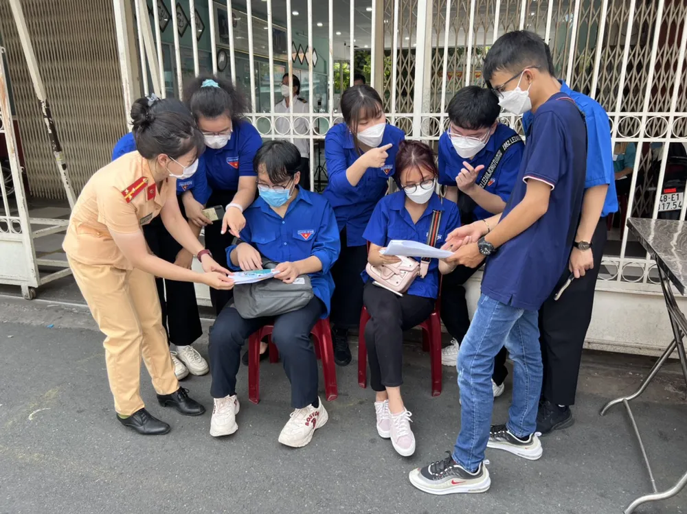 CSGT TPHCM đưa cán bộ coi thi gặp sự cố giao thông tới điểm thi đúng giờ ảnh 5