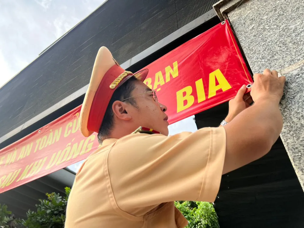 CSGT TPHCM tới nhà hàng, quán nhậu… tuyên truyền về tác hại của rượu bia ảnh 13