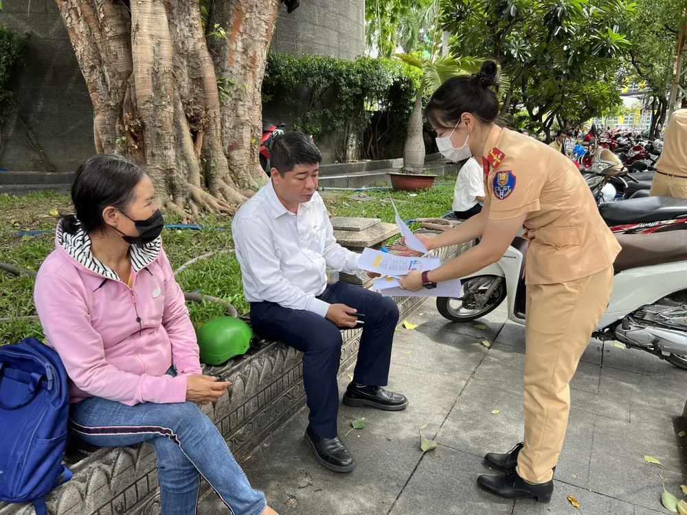 CSGT TPHCM đưa cán bộ coi thi gặp sự cố giao thông tới điểm thi đúng giờ ảnh 6