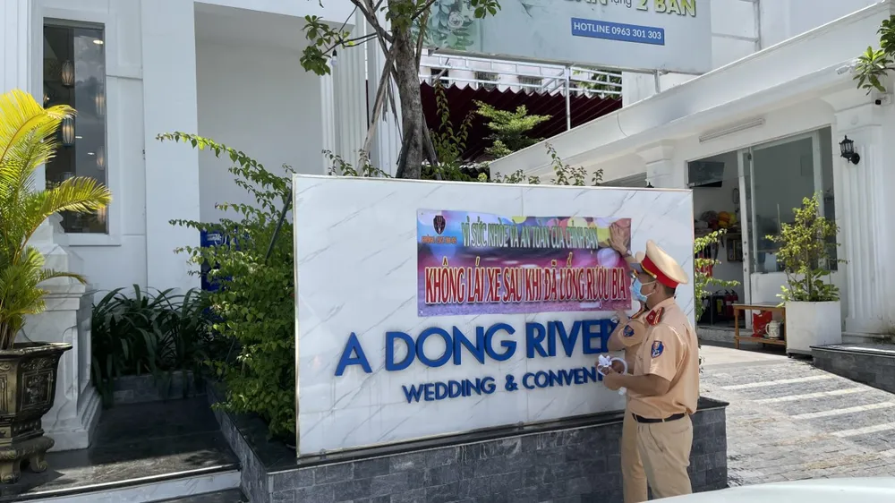 CSGT TPHCM tới nhà hàng, quán nhậu… tuyên truyền về tác hại của rượu bia ảnh 16