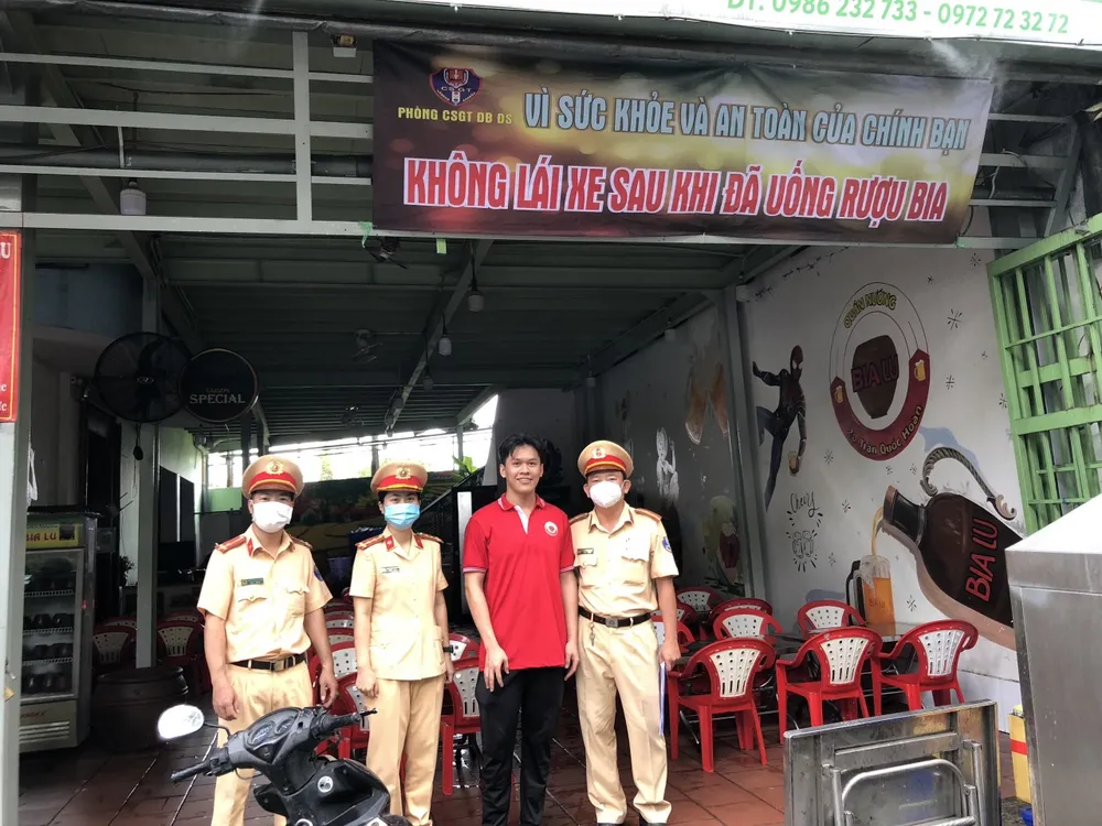 CSGT TPHCM tới nhà hàng, quán nhậu… tuyên truyền về tác hại của rượu bia ảnh 11